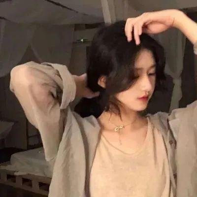 沙滩上的夏娃